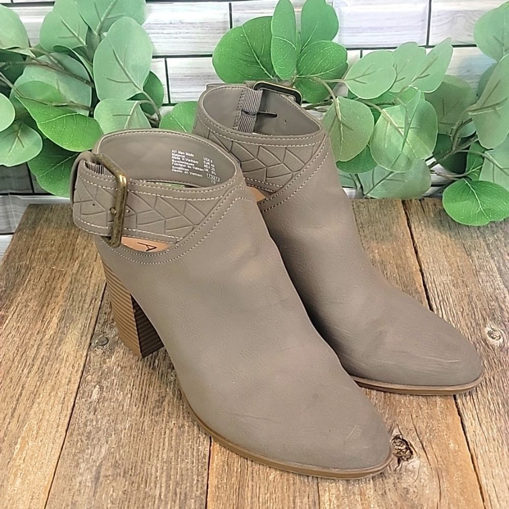 American Eagle grey ankle booties with buckle Size 8